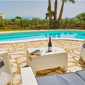 2 bedroom villa with pool and jacuzzi in Scopello, sleeps 6